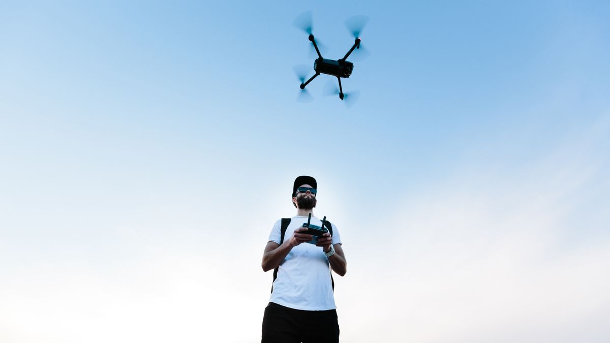 DJI Mini 5 Pro Gerüchte zu Hardware, Preis und Release Eine Mann mit Kappe und Sonnenbrille steuert eine Drohne im Freien.