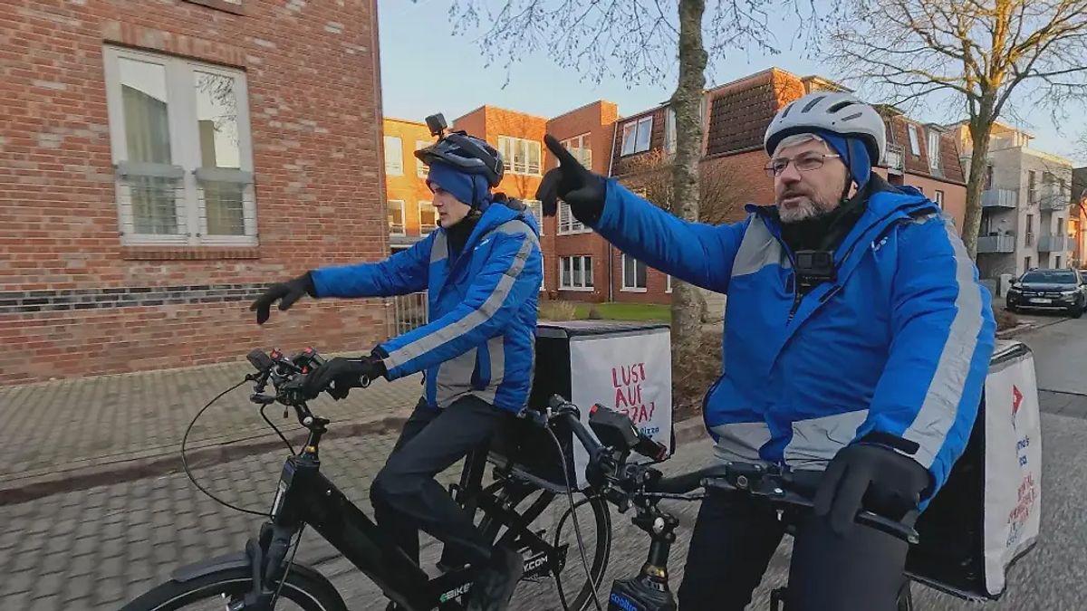 Alexander Tauer verkleidet als Domino’s-Pizzabote auf dem Fahrrad während seines Undercover-Einsatzes bei „Undercover Boss“. Alexander Tauer verkleidet als Domino’s-Pizzabote auf dem Fahrrad während seines Undercover-Einsatzes bei „Undercover Boss“.