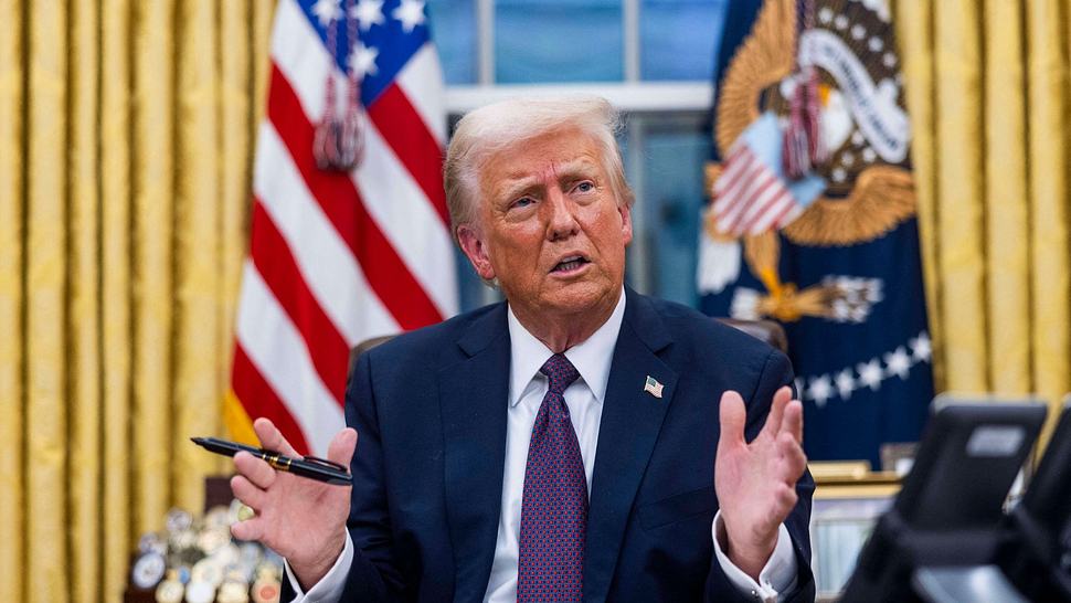 Bei Vereidigung: Trump unterläuft massiver Fehler - Foto: IMAGO / ABACAPRESS