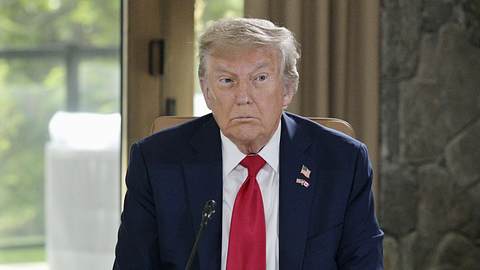 Donald Trump sitzt mit angestrengtem Blick an einem Tisch. - Foto: IMAGO / Kyodo News