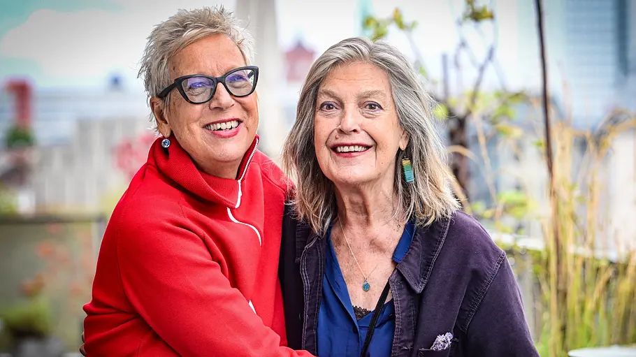 Doris Dörrie und Angela Winkler lächeln Arm in Arm in die Kamera