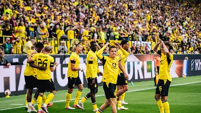 Mannschaft von Borussia Dortmund bejubelt ein Tor gegen den HSV am ersten Spieltag.  - Foto:  IMAGO / NurPhoto