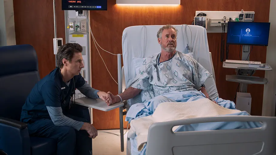 Dr. Cox im Krankenhausbett, J.D. hält seine Hand.