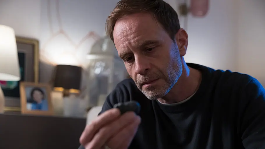 Dr. Kai Hoffmann (Julian Weigend) trauert