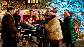 Charlie Winkler(Josefine Preuß) liegt auf einer Krankentrage vor dem hell erleuchteten Landhotel ihrer Eltern. - Foto: ZDF/Conny Klein Charlie Winkler(Josefine Preuß) liegt auf einer Krankentrage vor dem hell erleuchteten Landhotel ihrer Eltern. - Foto: ZDF/Conny Klein