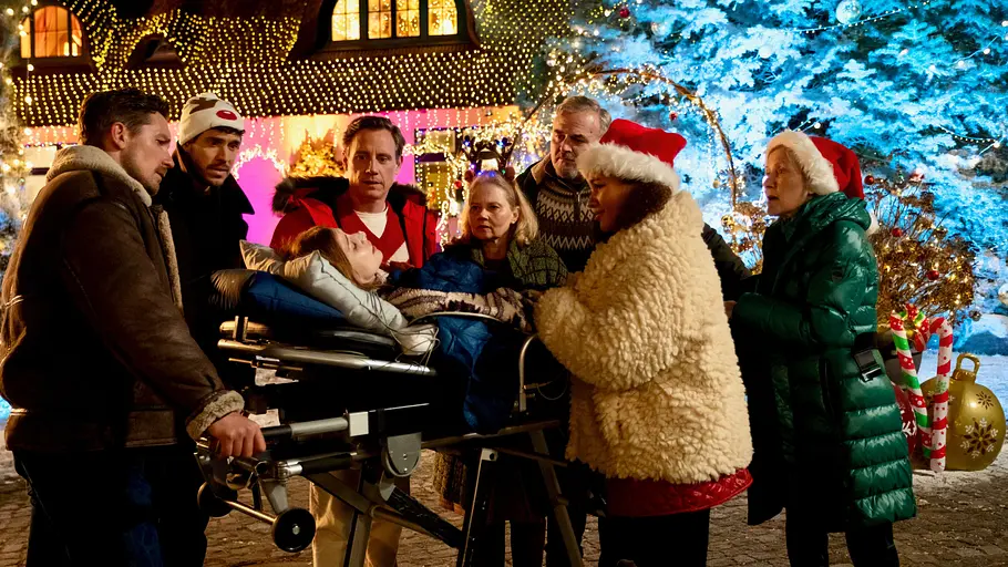 Die Weihnachts-Sonderfolge sorgt bei Fans nicht gerade für besinnliche Stimmung. Charlie Winkler(Josefine Preuß) liegt auf einer Krankentrage vor dem hell erleuchteten Landhotel ihrer Eltern.
