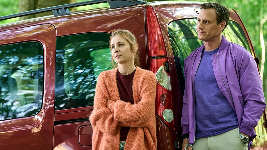 Charlie (Josefine Preuß) und Nice (Patrick Kalupa) Charlie (Josefine Preuß) wurde von Nice (Patrick Kalupa) unter Vorspiegelung falscher Tatsachen zu einem Teambuilding-Event gelockt.