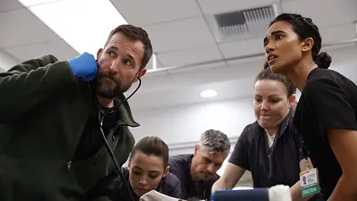 Noah Wyle, Ned Brower und Supriya Ganesh in „The Pitt“ Staffel 2. - Foto: Warrick Page/HBO Max