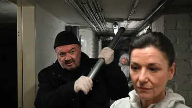 Ein starkes Team - Mörderische Gier: Im Keller eines Wohnhauses steht Otto Garber (Florian Martens) hinter Fr. Dr. Gabriele Simkeit (Eva Sixt): Er hat mit einem Metallrohr zum Schlag ausgeholt. Im Hintergrund befindet sich eine Mitarbeiterin (Komparsin) der Spurensicherung. - Foto: ZDF/Hardy Spitz