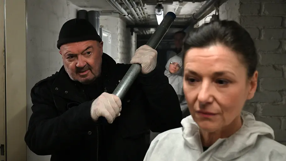 Dr. Simkeit (Eva Sixt, r.) lässt Otto Garber (Florian Martens, l.) den tödlichen Schlag nachstellen. Ein starkes Team - Mörderische Gier: Im Keller eines Wohnhauses steht Otto Garber (Florian Martens) hinter Fr. Dr. Gabriele Simkeit (Eva Sixt): Er hat mit einem Metallrohr zum Schlag ausgeholt. Im Hintergrund befindet sich eine Mitarbeiterin (Komparsin) der Spurensicherung.