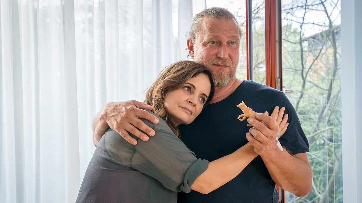 Dr. Susanne Mertens (Elisabeth Lanz) ist erleichtert. Es scheint bergauf zu gehen, mit Mikes (Matthias Komm) Genesung. Dr. Susanne Mertens umarmt Mike.