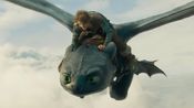 Hicks fliegt auf Ohnezahn durch die Wolken - Foto: NBC Universal