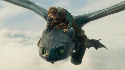 Hicks fliegt auf Ohnezahn durch die Wolken - Foto: NBC Universal