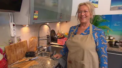 „Das perfekte Dinner“: Kandidatin Lucia lächelt in die Kamera - Foto: Screenshot/RTL+