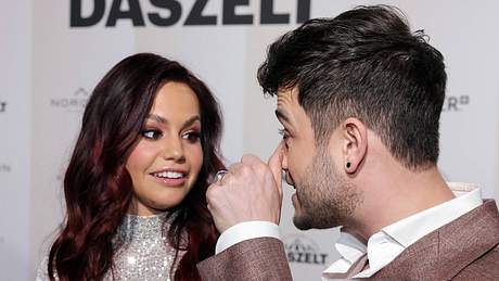 Luca Hänni, hier rechts mit entsetztem Blick, ist froh, dass es Ehefrau Christina Hänni wieder besser geht - Foto:  IMAGO / Bildagentur Monn