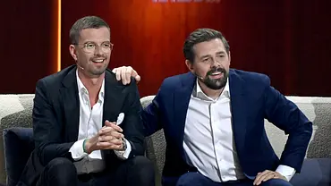 Joko und Klaas sitzen auf dem Sofa bei „Wetten, dass..?“ - Foto: IMAGO / Future Image Joko und Klaas sitzen auf dem Sofa bei „Wetten, dass..?“ - Foto: IMAGO / Future Image