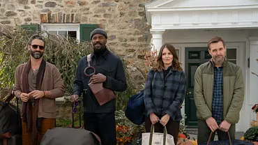 Drei Männer und eine Frau stehen mit Taschen und Koffern vor einem Haus. - Foto: Jon Pack/Netflix © 2024