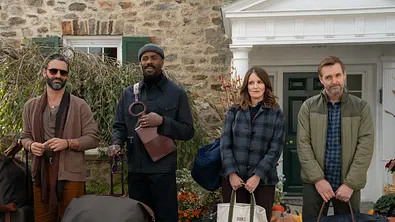 Drei Männer und eine Frau stehen mit Taschen und Koffern vor einem Haus. - Foto: Jon Pack/Netflix © 2024