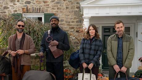 Drei Männer und eine Frau stehen mit Taschen und Koffern vor einem Haus. - Foto: Jon Pack/Netflix © 2024