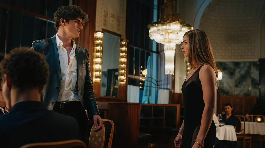 Amin Baahmed und Lisa-Marie Koroll als Dante und Sarah.