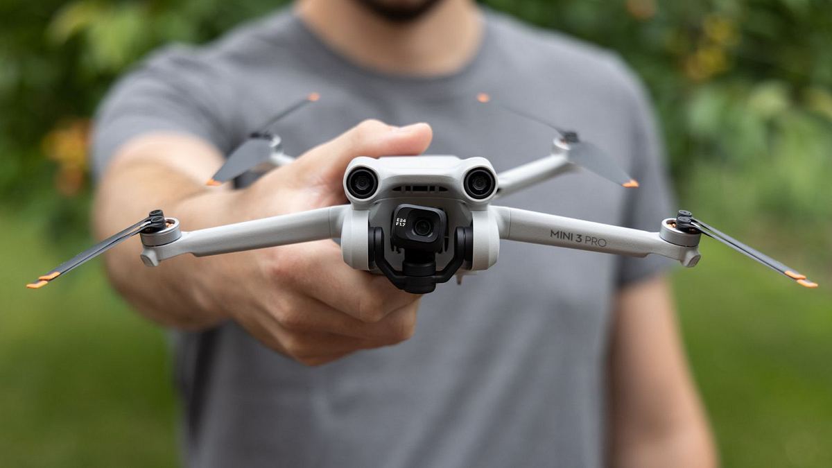 Drohnen AliExpress Eine Person steht in der Natur und hält eine DJI Drohne in die Kamera