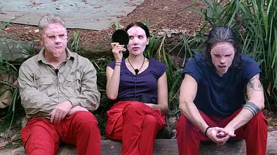 Dschungelcamp-Finalisten Gil Ofarim, Samira Yavuz und Hubert Fella mit Gesichtsmasken - Foto: RTL Dschungelcamp-Finalisten Gil Ofarim, Samira Yavuz und Hubert Fella mit Gesichtsmasken - Foto: RTL