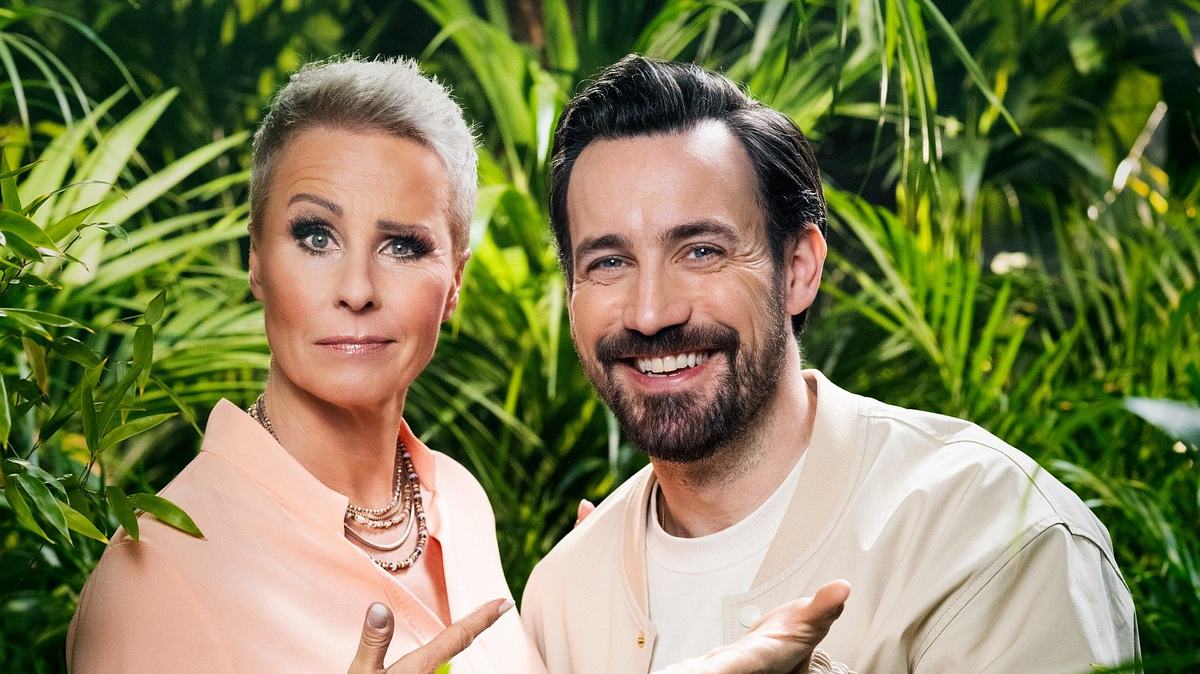 Sonja Zietlow und Jan Köppen Sonja Zietlow und Jan Köppen posieren im Busch für das Dschungelcamp