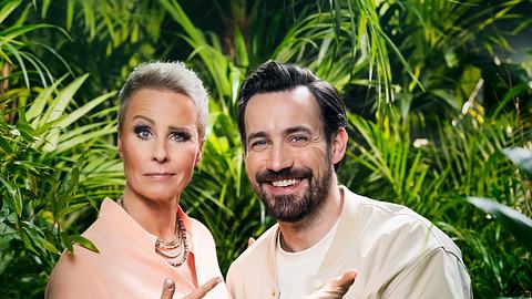 Sonja Zietlow und Jan Köppen posieren im Busch für das Dschungelcamp - Foto: RTL / Ruprecht Stempell