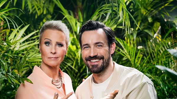 Sonja Zietlow und Jan Köppen posieren im Busch für das Dschungelcamp - Foto: RTL / Ruprecht Stempell