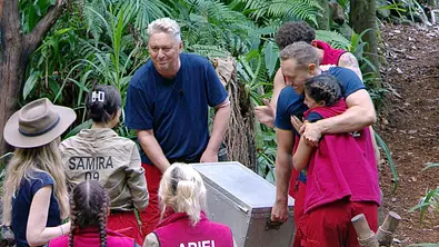 Die Camper:innen im Camp. Hubert trägt eine Box. - Foto: RTL