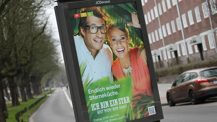 Dschungelcamp 2027 XXL-Staffel Sonja Zietlow und Daniel Hartwich auf einem Plakat von RTL, mit dem Ich bin ein Star Holt mich hier raus! angekündigt wird.