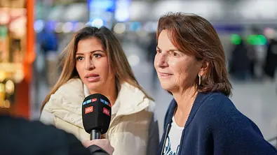 Eva Benetatou und Claudia Obert am Mikro. - Foto: IMAGO / BOBO