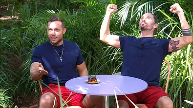 Patrick lacht, während Gil jubelt. - Foto: RTL