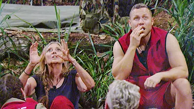 Dschungelcamp: Patrick und Nicole sitzen am Lagerfeuer - Foto: RTL