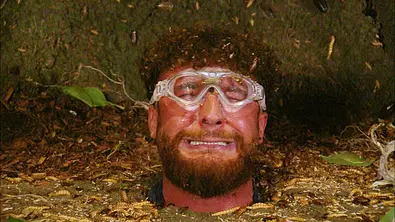 Umut mit Brille und verzogenem Gesicht. - Foto: RTL