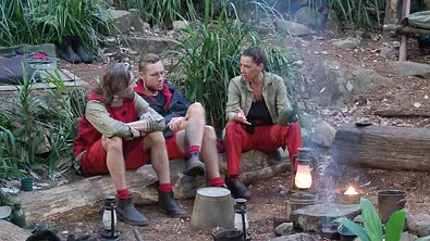 Gil, Patrick und Simone sitzen ums Feuer - Foto: RTL