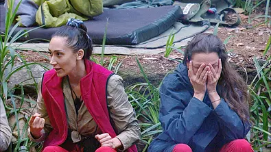 Dschungelcamp: Samira und Simone am Lagerfeuer - Foto: RTL
