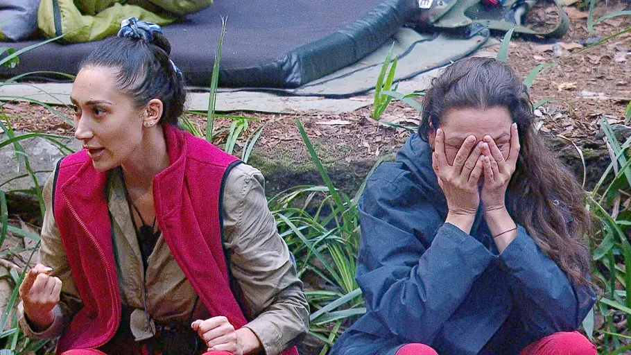 Dschungelcamp: Samira und Simone am Lagerfeuer
