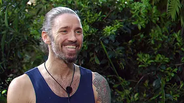 Gil Ofarim steht im Dschungelcamp und lacht glücklich in die Kamera. - Foto: RTL Gil Ofarim steht im Dschungelcamp und lacht glücklich in die Kamera. - Foto: RTL