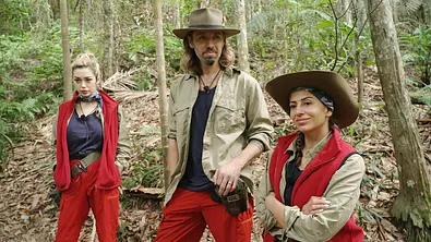 Dschungelcamp: Die Kandidaten Ariel, Gil und Eva auf dem Weg zur Prüfung. - Foto: RTL