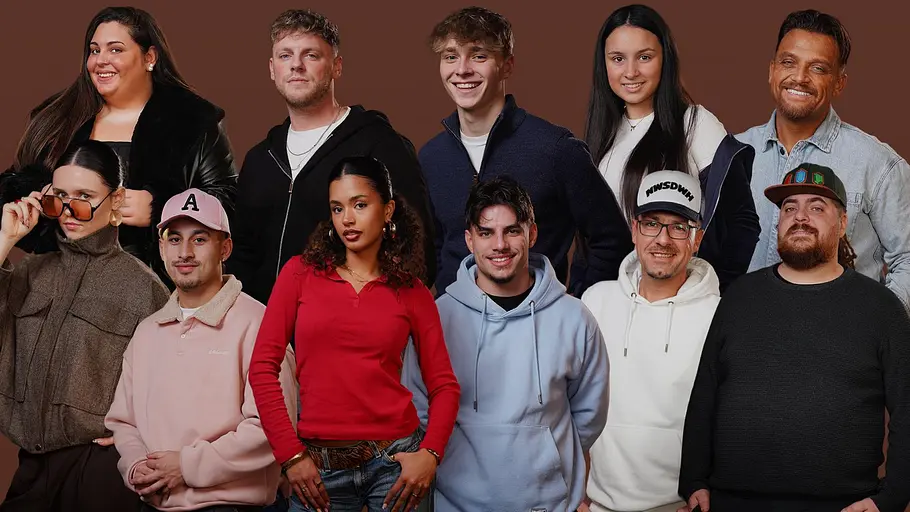 DSDS Top 11 Gruppe von elf Kandidat:innen steht nebeneinander vor braunem Hintergrund und posiert für ein gemeinsames Porträt.
