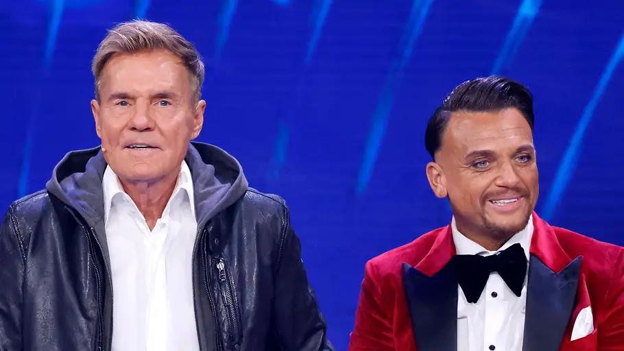 Dieter Bohlen und Menowin Fröhlich Dieter Bohlen und Menowin Fröhlich stehen bei DSDS nebeneinander.