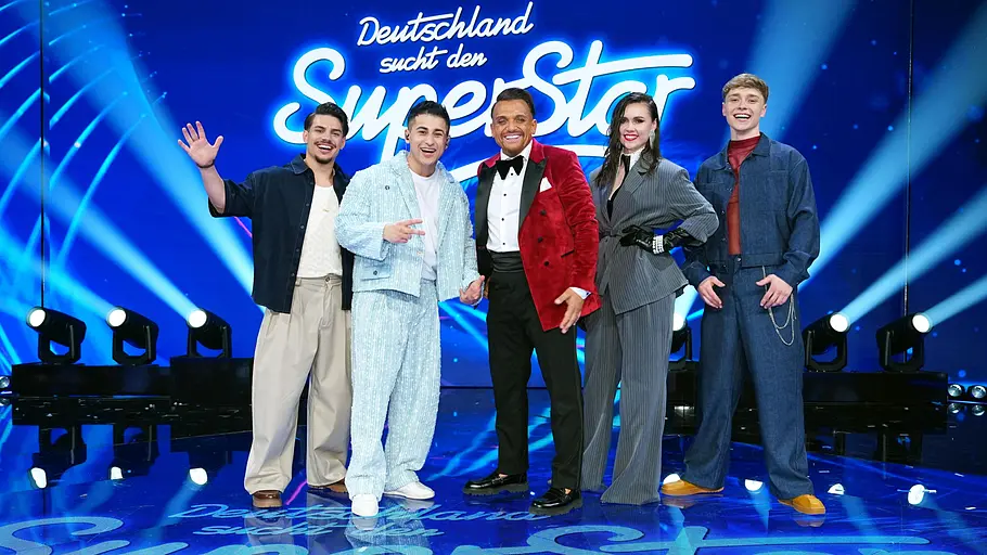 Die Finalisten von DSDS 2026 kämpfen am Samstag um den Sieg. Die Finalisten von DSDS 2026 auf der Bühne