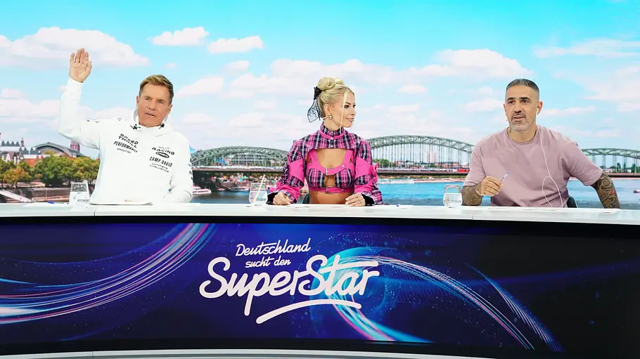 DSDS 2026 DSDS-Jury 2026 mit Dieter Bohlen, Isi Glück im pinken Outfit und Bushido am Jury-Pult vor Köln-Kulisse.