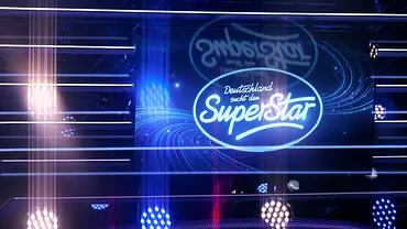 Leuchtendes „Deutschland sucht den Superstar“-Logo auf einer großen LED-Bühne mit blauen und pinken Lichteffekten im Studio. - Foto: IMAGO / Panama Pictures