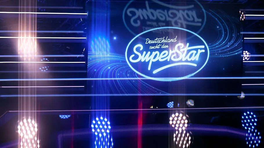 DSDS-Star Jan Wächter Krebs. Das Logo „Deutschland sucht den Superstar“ leuchtet auf einer großen Anzeige zwischen blauen und weißen Bühnenlichtern.