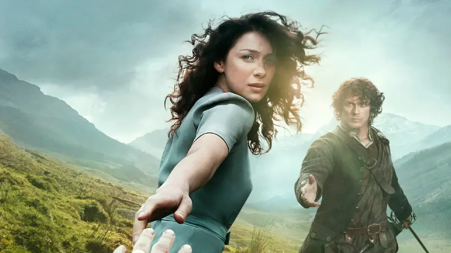 Claire schaut nach hinten und greift beinah Franks Hand. Doch vor ihr steht Jamie, der ebenfalls die Hand austreckt. 