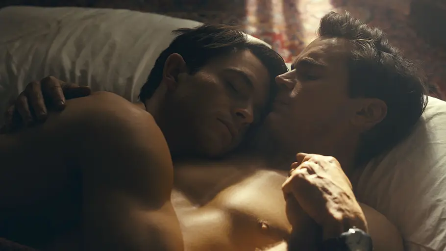 Hawkins und Tim kuscheln im Bett