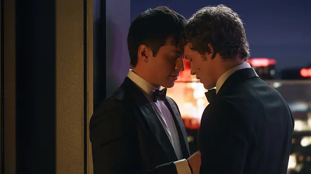 Ilya und Shane halten ihre Köpfe aneinander und sehen traurig aus. - Foto: Crave / HBO Max