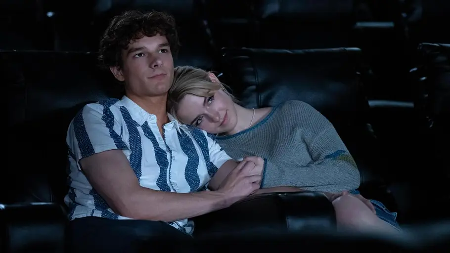 Clara und Miller kuscheln im Kino.